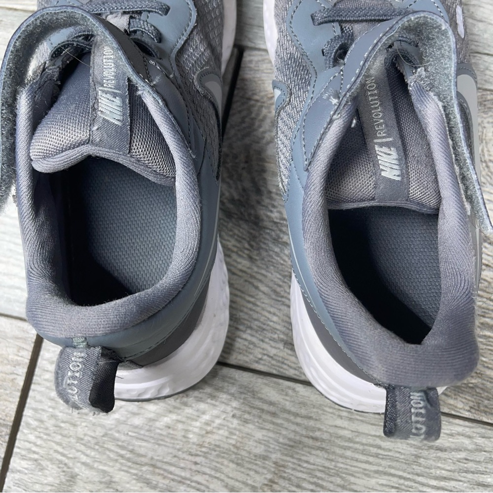 NIKE REVOLUTION  2Y  (GREY/PLATINUM GREY) - Picture 6 of 7